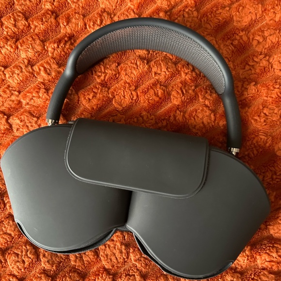 Apple AirPod Max’s - Picture 3 of 8